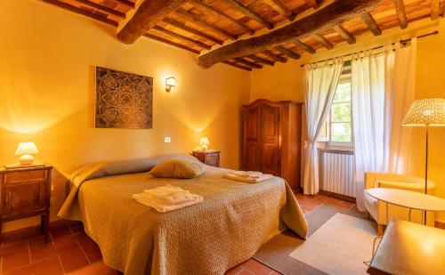 una camera con un grande letto di Podere Argena a Lucignano