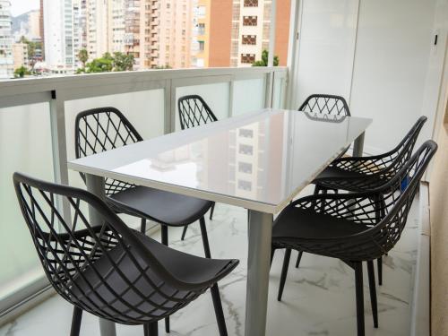 a white table and chairs on a balcony at Apartamento Edificio Astoria in Benidorm