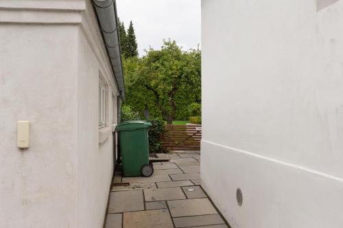 a hallway of a house with a trash can next to it at Idyllisk lejlighed med plads til 4-personer in Højbjerg