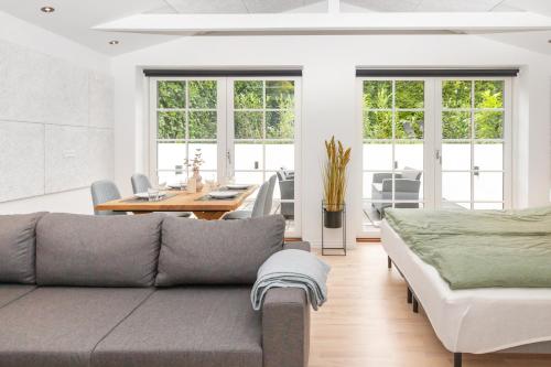 sala de estar con sofá y mesa en Idyllisk lejlighed med plads til 4-personer, en Højbjerg