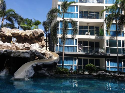 un complejo con un tobogán de agua en una piscina en Centara Avenue 2 Bedrooms Pool View en Pattaya centro