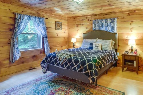 1 dormitorio con 1 cama en una cabaña de madera en Luray Cabin Near Downtown and Shenandoah River, en Luray