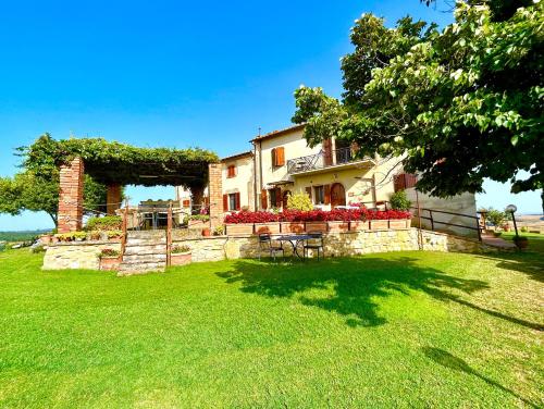 a house with a yard with a grass field at Poggiosalto in Toscana in Pienza
