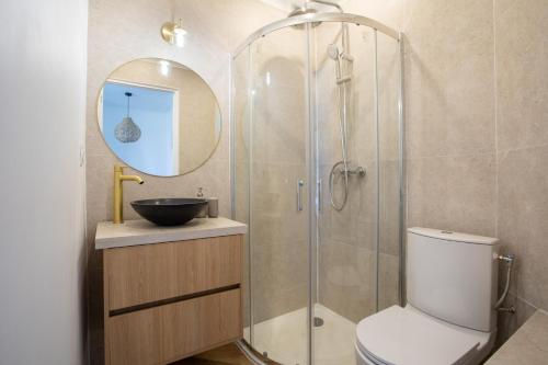 une salle de bain avec une douche avec des toilettes et un lavabo dans l'établissement Beautiful Apartment heart of Cannes - Magnifique Coeur de Cannes, à Cannes