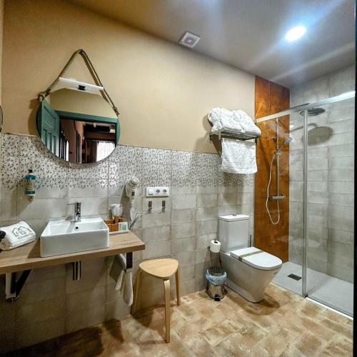a bathroom with a sink and a toilet and a shower at ANJ ESTUDIO TEMPLETE in Guadalupe