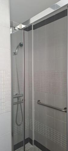 prysznic ze szklanymi drzwiami w łazience w obiekcie Modern Atico, Close Macarena/Sevilla center w Sewilli