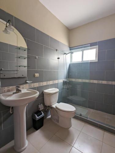 a bathroom with a toilet and a sink and a tub at Espacioso apartamento en Puerto Plata in San Felipe de Puerto Plata
