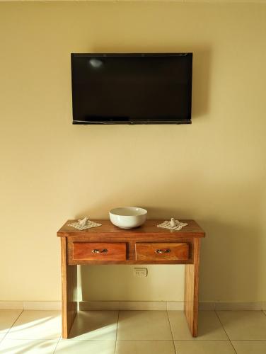 a wooden table with a bowl on top of it at Espacioso apartamento en Puerto Plata in San Felipe de Puerto Plata