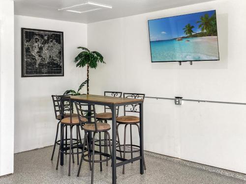 Arnolds Park的住宿－Bridges Bay Vacation Cabin 152，一张桌子和椅子,墙上配有电视