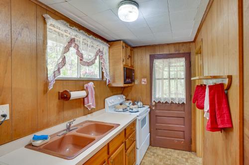 Bathroom sa Cozy Becket Cottage Escape with Lake Access!