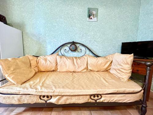 - un canapé dans une pièce avec un mur dans l'établissement Podere Poggio Salto, à Pienza