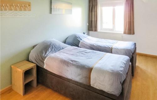 2 łóżka pojedyncze w pokoju z oknem w obiekcie Oostvaardersplassen 