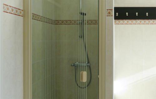 łazienka z prysznicem z głowicą prysznicową w obiekcie Oostvaardersplassen 