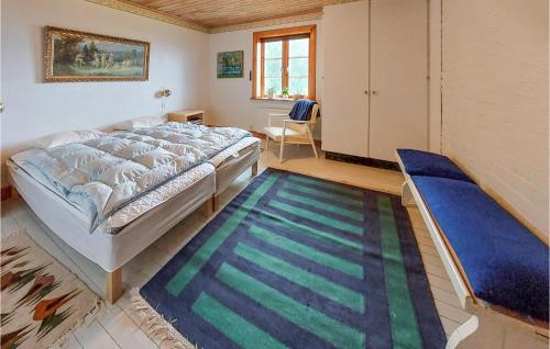 מיטה או מיטות בחדר ב-Nice Home In Bstad With Kitchen