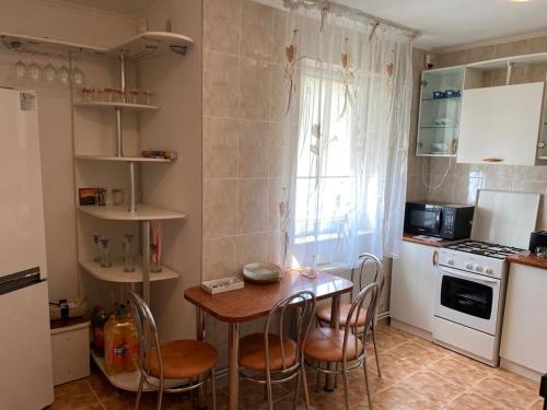 une cuisine avec une table et des chaises dans l'établissement Fantastic camp, à Piteşti