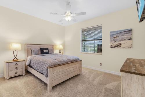 1 dormitorio con 1 cama y ventilador de techo en Gulf access, Heated Pool, outdoor kitchen, firepit & dock - Waterfront Paradise, en Cabo Coral