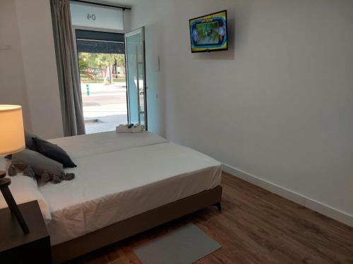 a bedroom with a large bed and a window at Hostal GARDEN ROUS in Paiporta