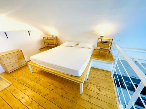 1 dormitorio con 1 cama y balcón en Corso 34, en Porto Santo Stefano