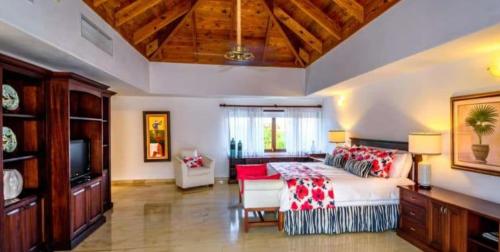 1 dormitorio con 1 cama y sala de estar en Sunny Vacation Villa No 75, en San Rafael del Yuma