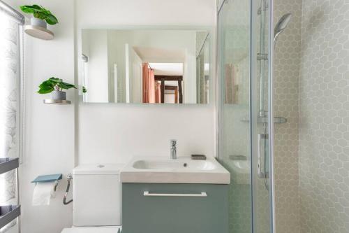 une salle de bain avec un lavabo et une douche en verre dans l'établissement SophieStay - Contemporary Apt- King Size Bed, à Paris