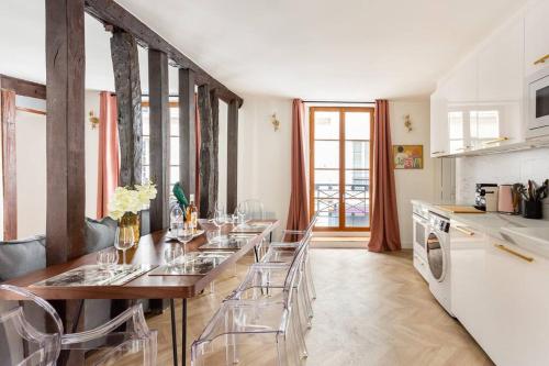 - une cuisine avec une grande table et des chaises dans l'établissement SophieStay - Contemporary Apt- King Size Bed, à Paris