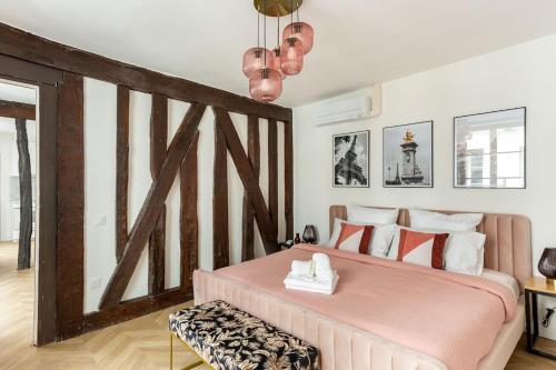 - une chambre avec un grand lit rose dans l'établissement SophieStay - Contemporary Apt- King Size Bed, à Paris