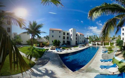 een resort met een groot zwembad en palmbomen bij Zona Hotelera San José del Cabo in San José del Cabo