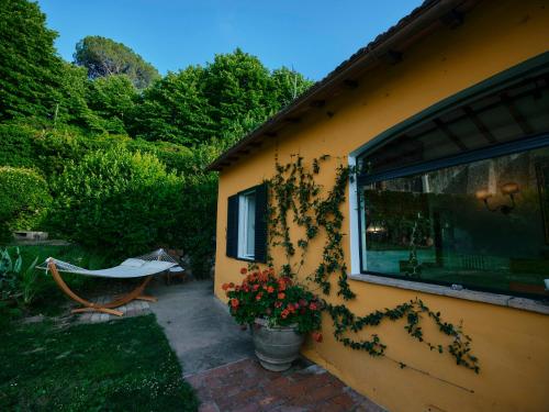Ein gelbes Haus mit Efeu, der seitlich wächst. in der Unterkunft Charming cottage only for you, a hidden gem 10mn walk to historic center, stunning view in Florenz
