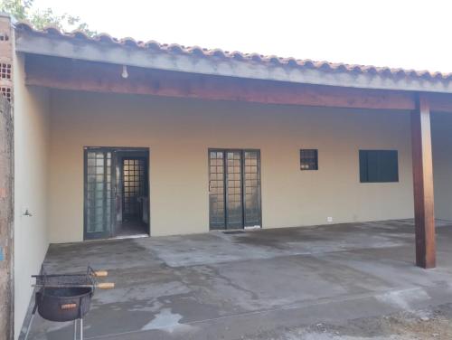 un bâtiment vide avec deux portes et une cour dans l'établissement Barretos casa pra festa do peão, à Barretos