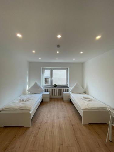 1 Schlafzimmer mit 2 Betten und einem Fenster in der Unterkunft Kernsaniertes Monteurhaus mit 2 Apartments in Wirges in Wirges