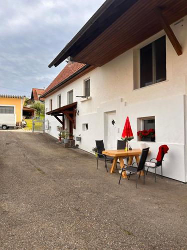 a table and chairs in front of a house at Fe Wo Auf der Alb 