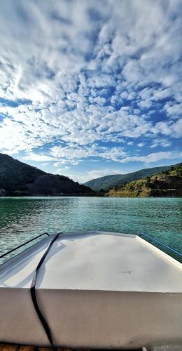 a boat on a body of water at Apartman Denčić Zavojsko jezero in Pirot