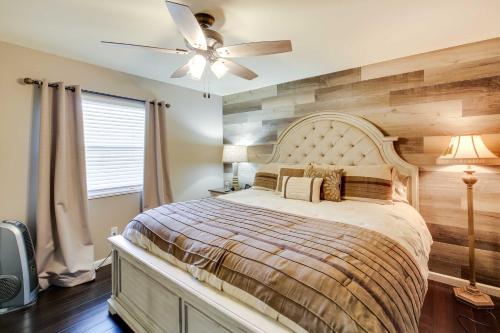 ein Schlafzimmer mit einem großen Bett und einem Deckenventilator in der Unterkunft Lakefront Haven Near Oaklawn and Casino Resort! in Hot Springs