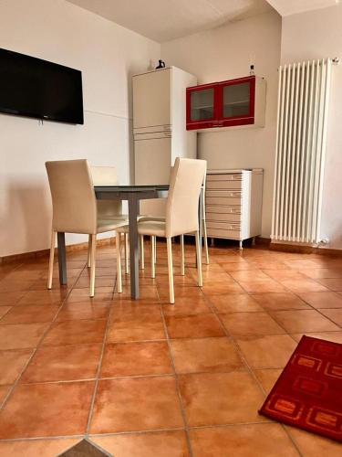 een eetkamer met een tafel en 2 stoelen bij Borgo Mauro in SantʼArcangelo