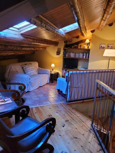 ein Wohnzimmer mit einem Bett und einem Tisch in der Unterkunft Casa Macianet in Beranui