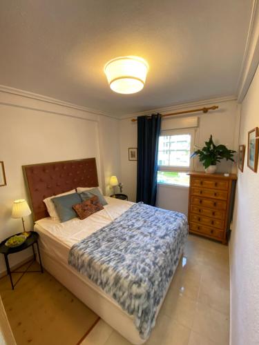 um quarto com uma cama grande e uma janela em Sunylife em Albir
