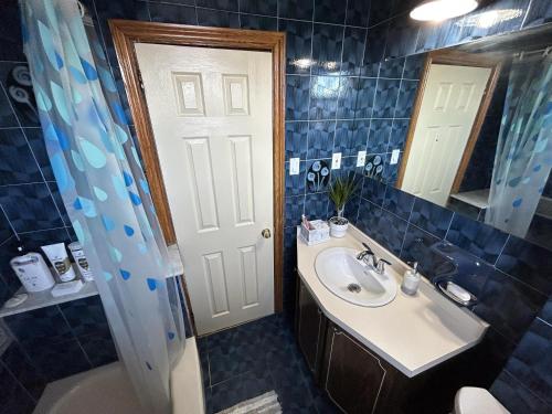 bagno con lavandino, servizi igienici e specchio di TORONTO Midtown Spot 1 a Toronto
