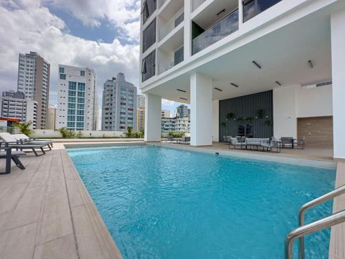 una gran piscina en la azotea de un edificio en Isthmus Concept Apartment en Panamá