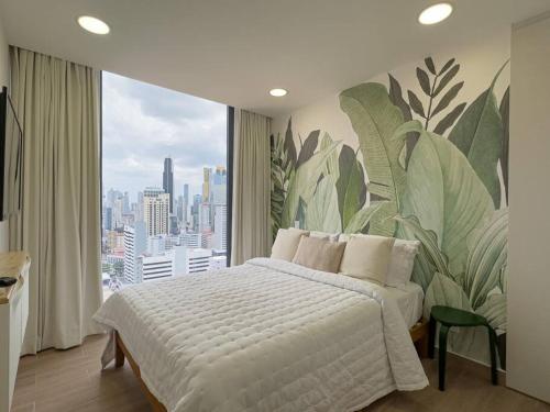 1 dormitorio con 1 cama grande y ventana grande en Isthmus Concept Apartment en Panamá