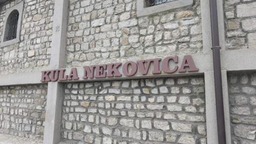 a sign on the side of a brick building at Kula Nekoviča in Gusinje