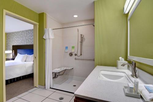 y baño con cama, bañera y lavamanos. en Home2Suites by Hilton Augusta, en Augusta
