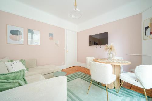 un salon avec une table et un canapé dans l'établissement Apartment next to Louis Vuitton Fondation, à Neuilly-sur-Seine