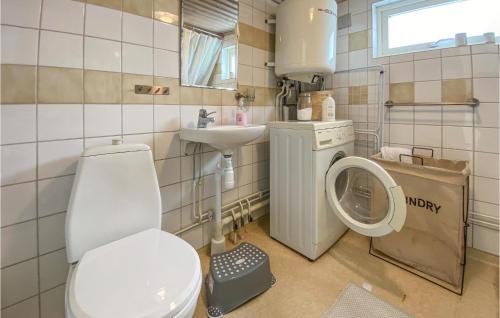 La salle de bains est pourvue de toilettes et d'un lavabo. dans l'établissement 3 Bedroom Lovely Home In Eldsberga, à Eldsberga