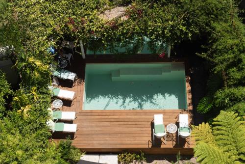 - une vue sur la piscine et ses chaises longues dans l'établissement Casa do Barao, à Lisbonne