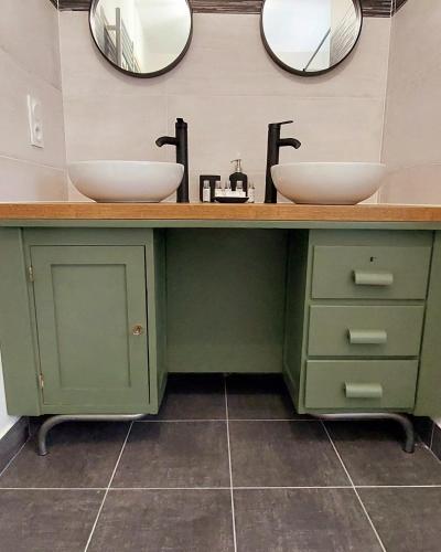 une salle de bain avec deux lavabos et deux miroirs dans l'établissement La Maison d'Emile- le Gîte- La Clef de la Grange, à La Fouillade