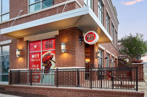 a restaurant with a sign on the side of a building at Hilton Garden Inn Nashville Downtown Convention Center in Nashville