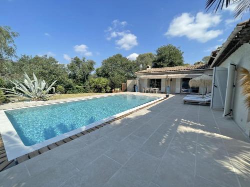 une piscine dans une cour avec une maison dans l'établissement le Gabron, à Puget-sur Argens