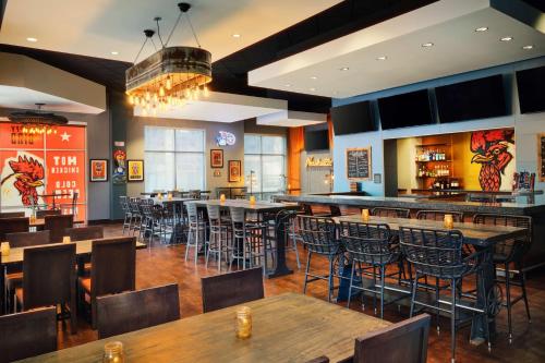 a restaurant with tables and chairs and a bar at Hilton Garden Inn Nashville Downtown Convention Center in Nashville