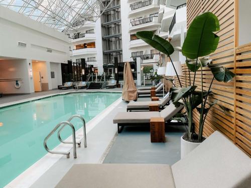 Piscina de la sau aproape de Hilton Boston-Woburn