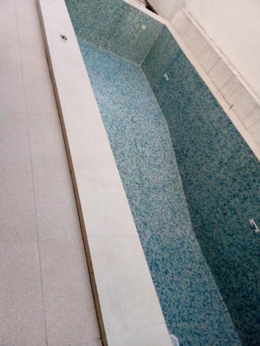 リンベにあるFOUR IN ONE RESIDENTIAL HOMESの建物内の空のスイミングプール